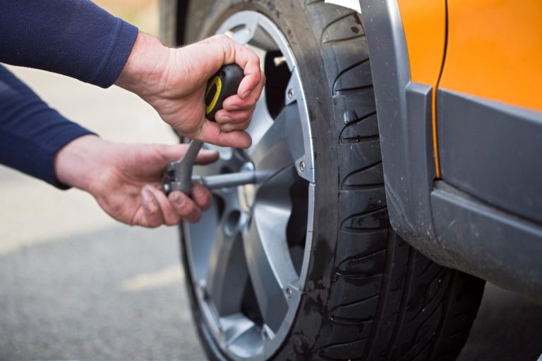 24x7-car-puncture-repair-services-car-tyre-punchure-repair